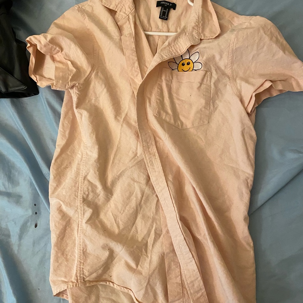 Peekaboo daisy pocket button up tee.  Forever21 Mens Medium.